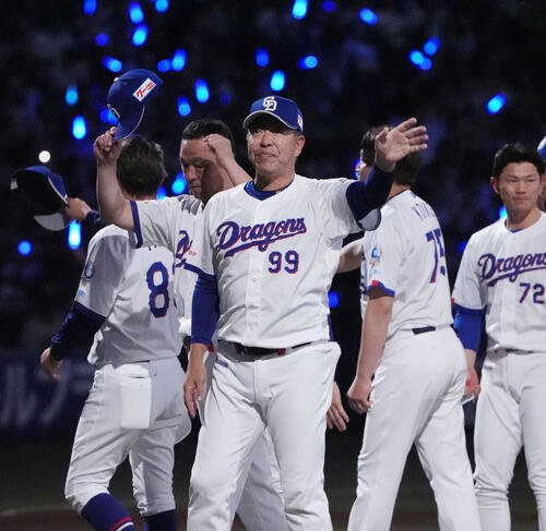 中日対ヤクルト　試合終了、井上一樹監督(中央)はスタンドの観客にあいさつをする(撮影･森本幸一)