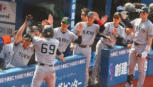 DeNA対巨人　2回表巨人無死、本塁打を放ち、ベンチに迎えられる平山功太(撮影･野上伸悟)