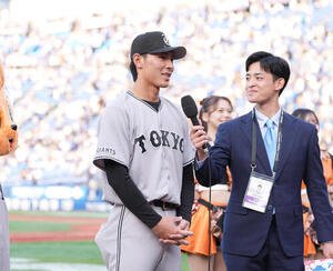 DeNA対巨人　ヒーローインタビューを受ける巨人平山功太(撮影･増田悦実)