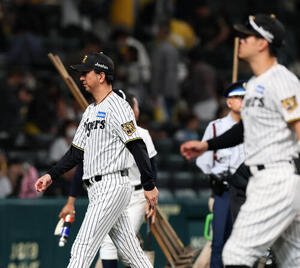 阪神対広島　広島と引き分けベンチへ引き揚げる阪神藤川球児監督(撮影･加藤哉)