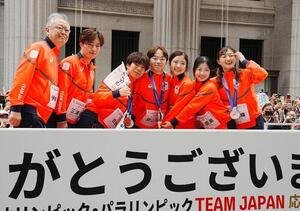 ミラノ･コルティナ冬季五輪パラリンピックのTEAM JAPAN応援感謝パレードに臨む、左から伊東秀仁団長、三浦佳生、佐藤駿、鍵山優真、千葉百音、中井亜美、坂本花織(撮影･小沢裕)