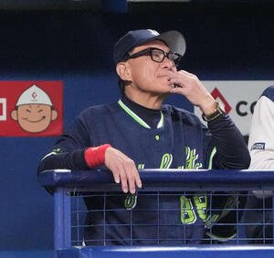中日対ヤクルト　4回表、ベンチから試合を見つめる池山隆寛監督(撮影･森本幸一)