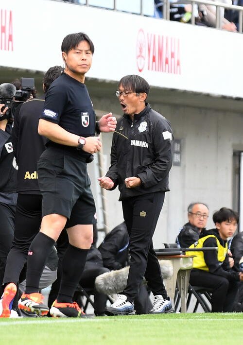 明治安田J2･J3百年構想リーグ･磐田対岐阜　初陣を勝利で飾り、両手を握る磐田三浦文丈監督(右)(撮影･前田和哉)