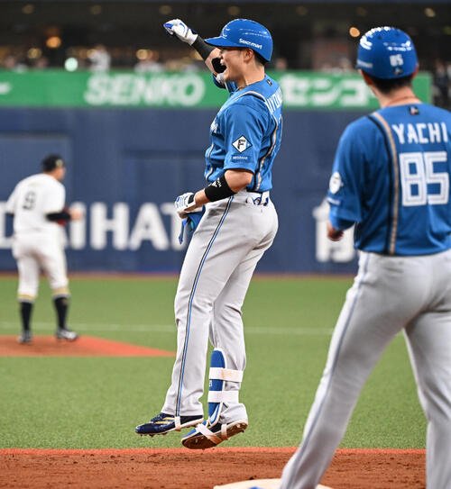 オリックス対日本ハム　5回表日本ハム2死三塁、清宮幸太郎は中前適時打を放ちジャンプしてガッツポーズ(撮影･和賀正仁)