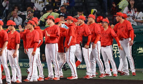 阪神対広島　阪神と引き分けた新井貴浩監督(右)はナインとハイタッチをする(撮影･上田博志)