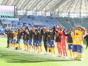 仙台対山形　試合後、サポーターにあいさつする仙台の選手ら
