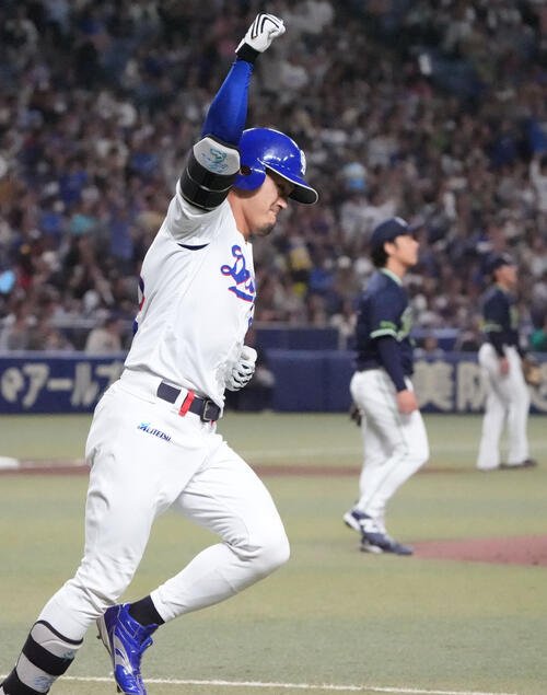 中日対ヤクルト　2回裏中日1死満塁、満塁本塁打を放ちガッツポーズをする板山祐太郎(撮影･森本幸一)