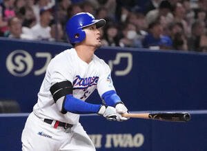 中日対ヤクルト　2回裏中日1死満塁、満塁本塁打を放つ板山祐太郎(撮影･森本幸一)