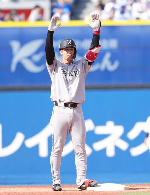 DeNA対巨人　3回表巨人1死満塁、適時二塁打を放ち喜ぶ小浜佑斗(撮影･増田悦実)