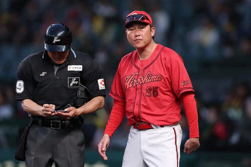 阪神対広島　12回表を終え、選手交代を告げる広島新井貴浩監督(撮影･前田充)