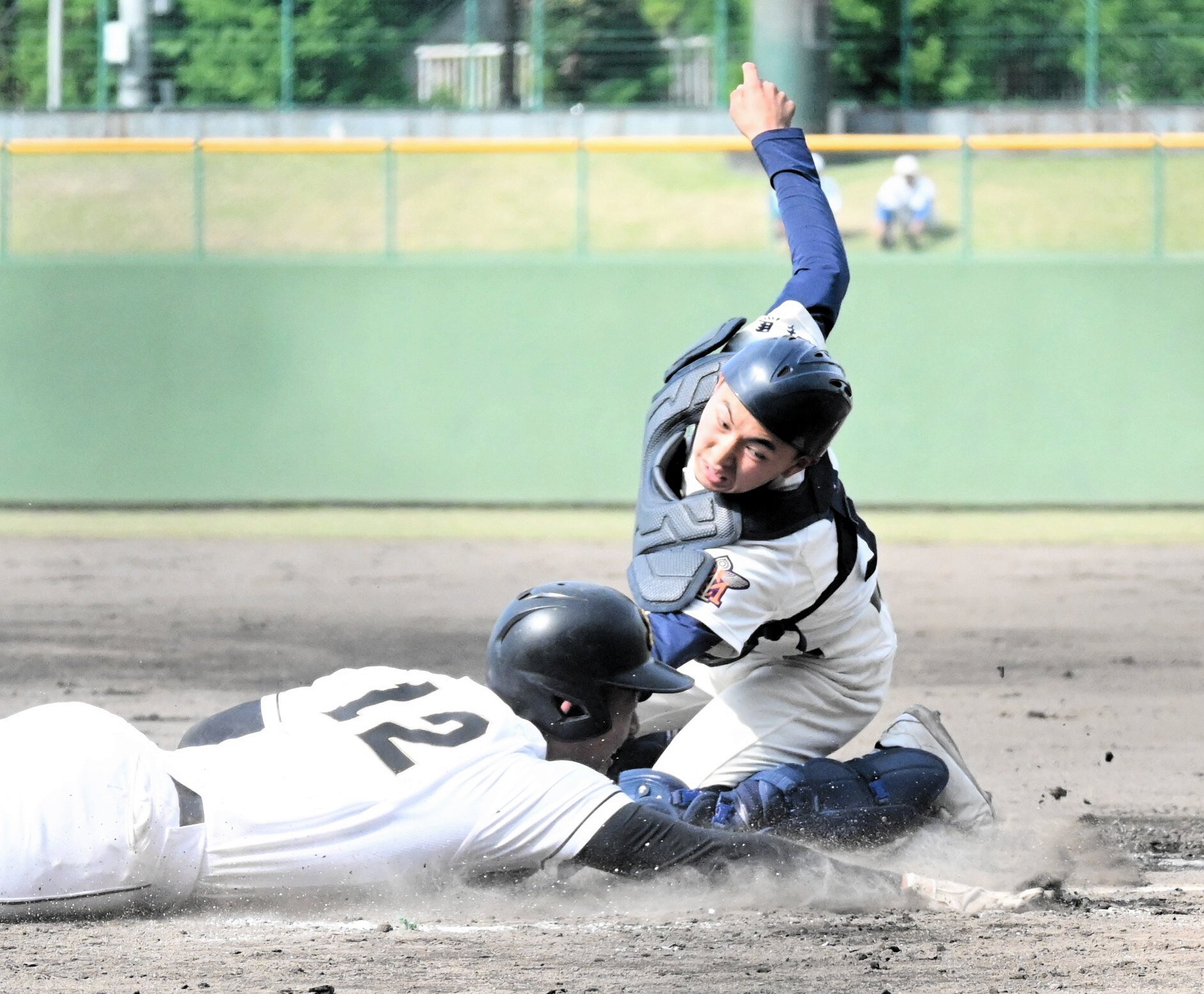 前橋商―関東学園大付　七回裏、関東学園大付は田口のスクイズ(記録は失策)で加賀が生還し2点目を挙げる=2026年4月25日午後2時36分、高崎市城南野球場、岡田昇撮影