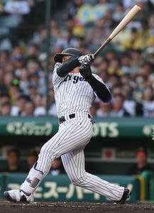阪神対広島　8回裏阪神無死、右翼線へ二塁打を放つ森下翔太(撮影･前田充)