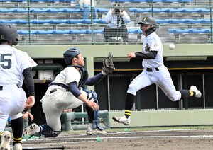 石橋―宇都宮　6回表、石橋の中原(右)が関口の中前打で本塁を狙ったがタッチアウトとなる=2026年4月25日、エイジェックスタジアム、津布楽洋一撮影