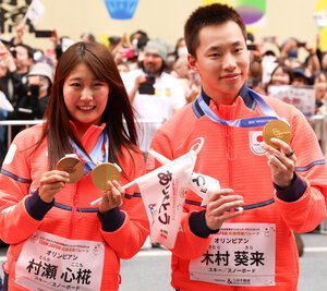 応援感謝パレードで金メダルを手に笑顔を見せるスノーボードの木村葵来(右)と村瀬心椛＝2026年4月25日午前10時3分、東京･日本橋、吉田耕一郎撮影
