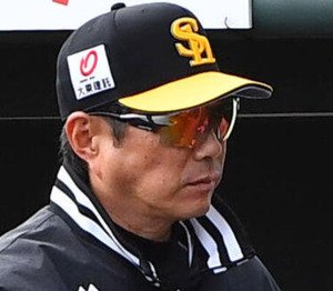 ソフトバンク対ロッテ　ロッテに敗れ、ベンチから引き揚げるソフトバンク小久保裕紀監督(撮影･岩下翔太)