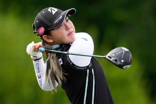 シェブロン選手権第3ラウンド　8番でティーショットを見守る吉田優里(AP)