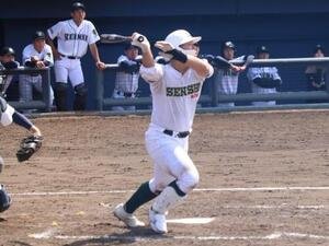 千葉黎明対専大松戸　4回、先頭で右越え三塁打を打つ専大松戸の吉岡伸太朗