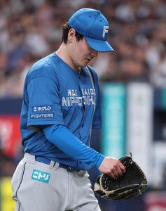 オリックス対日本ハム　日本ハム先発の有原航平は初回に3失点しうつむいてベンチに戻る(撮影･西尾就之)