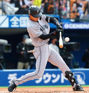DeNA対巨人　2回表巨人2死、二塁打を放つ平山功太(撮影･野上伸悟)