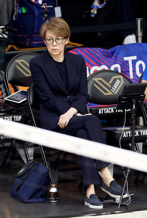 SAGA久光対大阪M　試合前、ウォーミングアップを見守るSAGA久光中田久美ヘッドコーチ(撮影･山本朝陽)