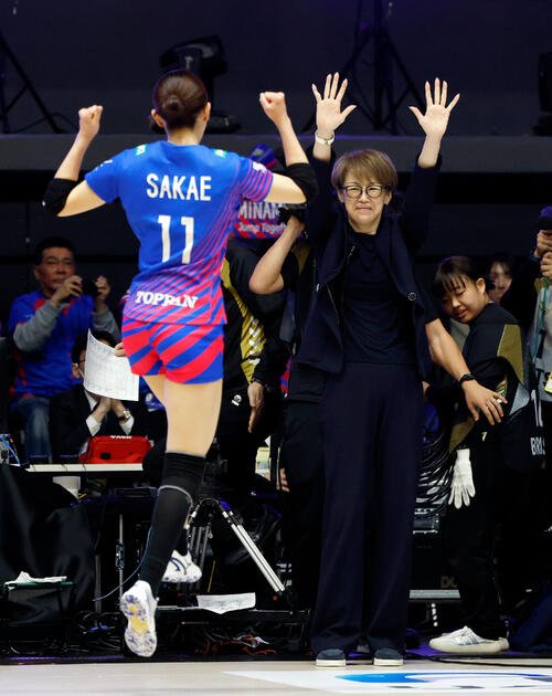 SAGA久光対大阪M　優勝を決めたSAGA久光中田久美ヘッドコーチ(右)は両手を挙げ、選手を迎え入れる(撮影･山本朝陽)