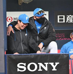 オリックス対日本ハム　9回、ベンチ内で肩を組んで話す日本ハム新庄剛志監督(撮影･和賀正仁)