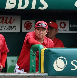 阪神対広島　7回表、ベンチから試合展開を見守る新井貴浩監督(撮影･加藤哉)