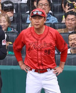阪神対広島　選手交代を告げる新井貴浩監督(撮影･上田博志)