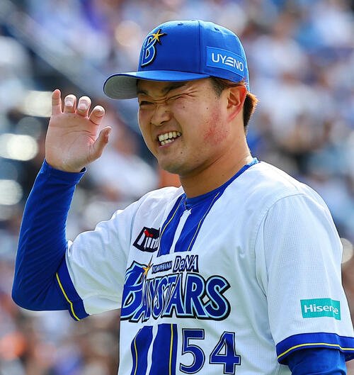 DeNA対巨人　5回表を終え、悔しげな表情をみせるDeNA石田裕太郎(撮影･野上伸悟)