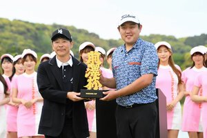 優勝し、前沢友作氏(左)からトロフィーを受け取る米沢蓮=2026年4月26日、千葉県睦沢町、井上翔太撮影