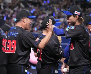 中日対ヤクルト　試合終了、井上一樹監督(左)は高橋宏斗とタッチを交わす(撮影･森本幸一)