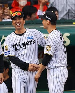 阪神対広島　監督通算100勝をあげた藤川球児監督(左)は勝利投手の大竹耕太郎と笑顔を見せながら握手を交わす(撮影･上田博志)