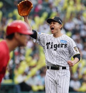 阪神対広島　7回表広島2死二、三塁、大竹耕太郎は勝田成を二ゴロに仕留めグラブを高々と上げる(撮影･加藤哉)