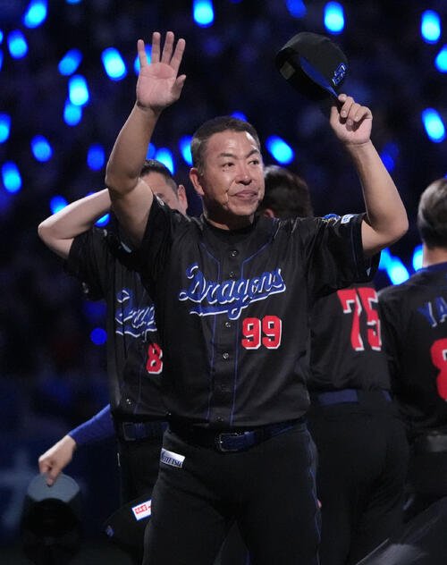 中日対ヤクルト　試合終了、スタンドの観客にあいさつをする井上一樹監督(撮影･森本幸一)
