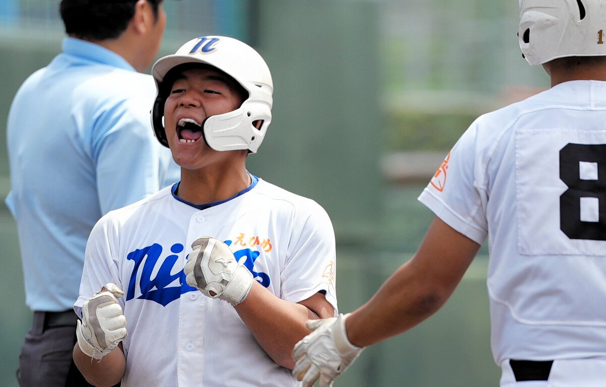 英明―新田　五回裏新田1死満塁、勝ち越しのホームを踏み、喜ぶ宇都宮=2026年4月26日午前10時57分、むつみスタジアム、鎌田悠撮影