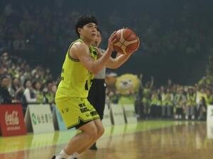 仙台対横浜　3点シュートを狙う仙台･渡辺翔太＝2026年4月26日