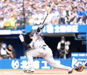 DeNA対巨人　4回表巨人1死二塁、適時打を放つ岸田行倫(撮影･増田悦実)