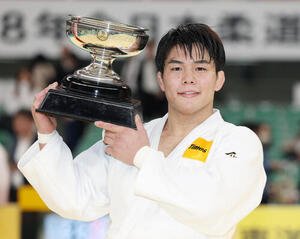 天皇杯を手に笑顔の田嶋剛希(撮影･宮地輝)