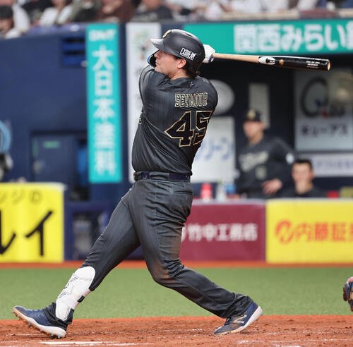 オリックス対日本ハム　3回裏オリックス1死一塁、ボブ･シーモアは左中間に本塁打を放つ(撮影･西尾就之)