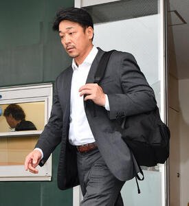 ソフトバンク対ロッテ　降雨ノーゲームとなり、球場から引き揚げるロッテサブロー監督(撮影･岩下翔太)