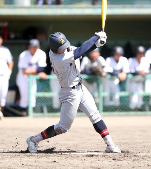 仙台一対仙台育英　仙台育英･有本豪琉内野手は5回1死二塁、左前適時打を放った
