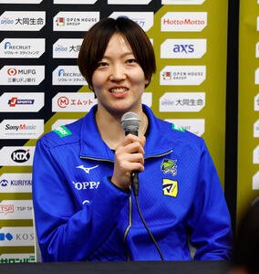 SAGA久光対大阪M　優勝後の会見で、質問に答えるSAGA久光荒木彩花(撮影･山本朝陽)