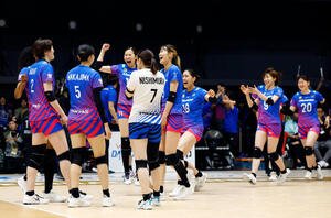SAGA久光対大阪M　優勝を決め、喜び合うSAGA久光の選手たち(撮影･山本朝陽)