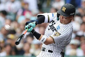 阪神対広島　4回裏阪神無死、右中間へ先制本塁打を放つ佐藤輝明(撮影･前田充)