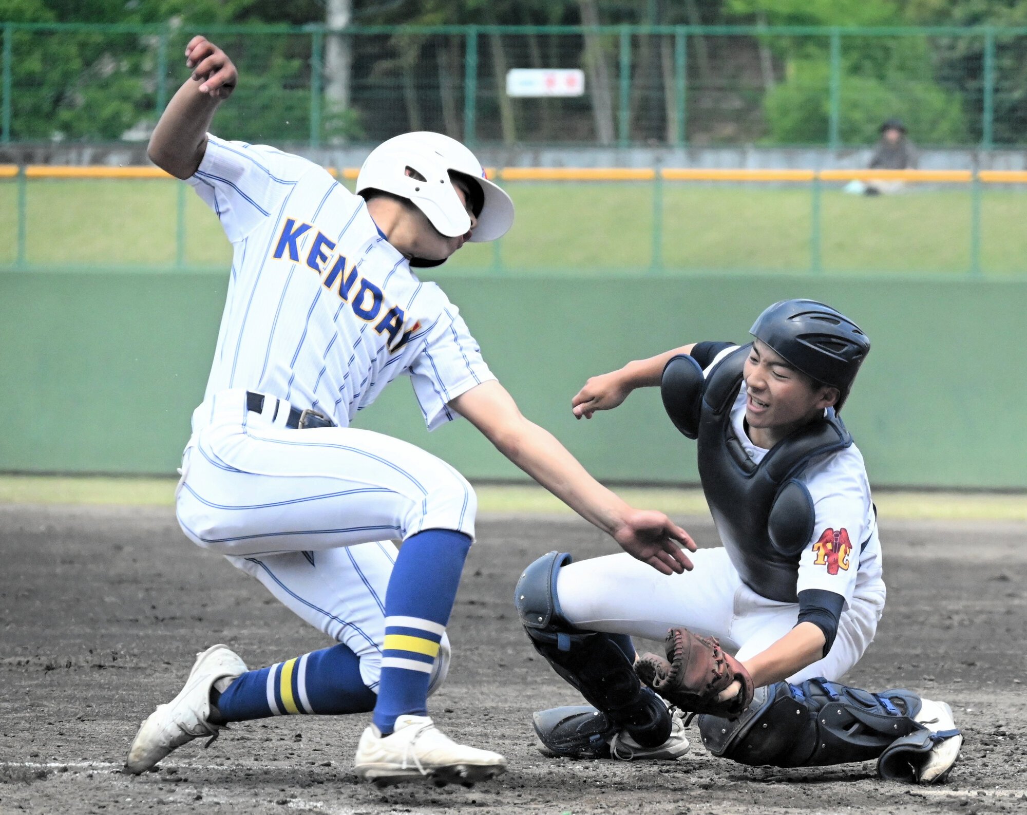 利根商―健大高崎　三回裏健大高崎1死三塁、大岩の左飛で三塁走者石田雄が本塁を突くが、タッチアウト=2026年4月26日午後0時30分、高崎市城南野球場、岡田昇撮影