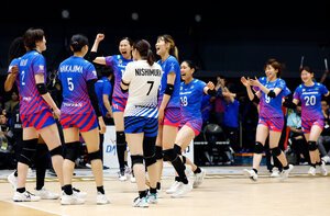 優勝を決め、喜ぶSAGA久光の選手たち
