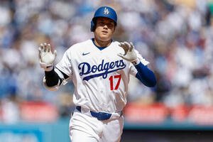 カブス戦の7回、6号ソロを放ちポーズを取るドジャース大谷翔平(AP)