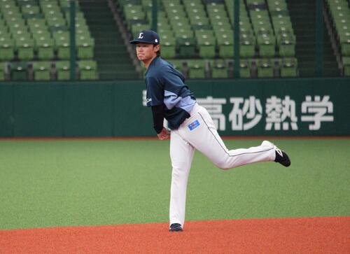 1軍投手練習でキャッチボールをする西武佐藤爽(撮影･金子真仁)