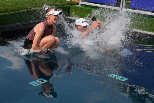 シェブロン選手権で優勝した後、キャディとともに特設プールに飛び込んだネリー･コルダ(AP)