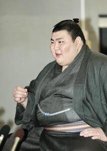 番付発表会見　質問に答える熱海富士